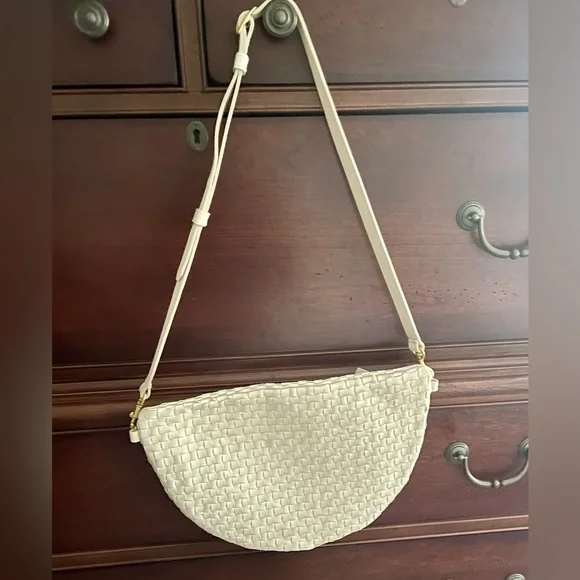 Clare V. GRANDE FANNY
Cream Woven Checker
EUC - Picture 3 of 6